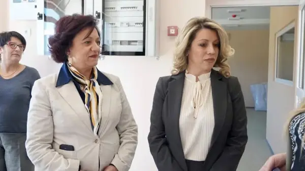 Сопругата на премиерот, Рози Мицкоска, подари играчки за дечињата во новата градинка во Потстаница во Кисела Вода