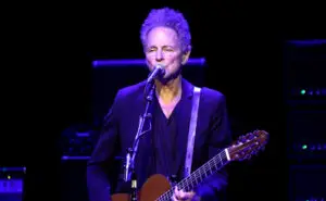 ФОТО | Жена го нападнала Линдзи Бакингем со непозната супстанца, со години го следела и му се заканувала