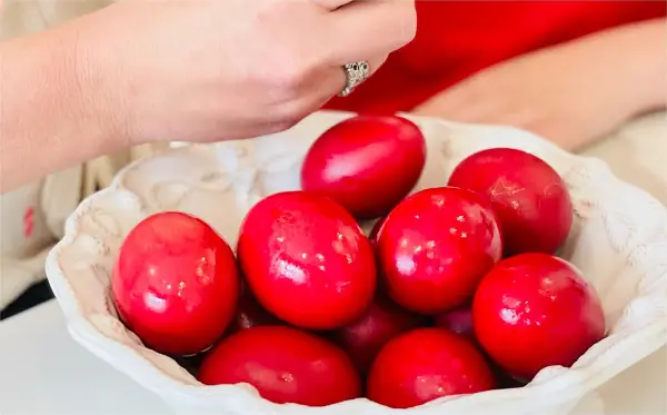 „Не се само јајцата црвени“: Жените кои на Велики четврток бојадисуваат спомени, болка и надеж