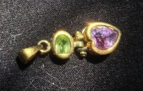 Жена го пронашла изгубениот златен приврзок по 10 години