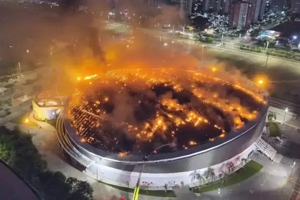 Огромен пожар на стадион во Бразил (Видео)