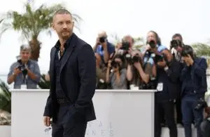 Тетовираниот Том Харди ужива во ретките приватни моменти со сопругата на егзотична плажа на Барбадос