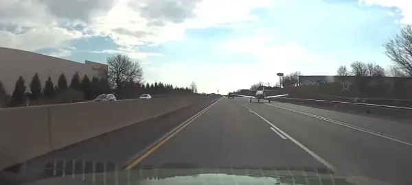 Неверојатна глетка на автопат - наместо автомобил, во лентата се вклучи авион