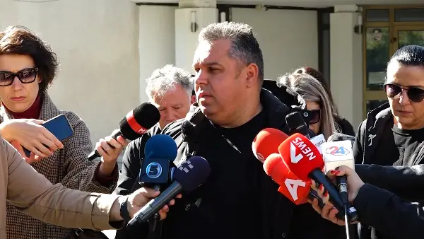 Родителите на загинатите од Кочани пристигнаа пред Судска медицина, бараат средба со директорот