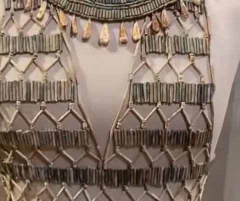 „Високата мода“ на Древен Египет: Фустан исплетен од монистра од вештачки бисери