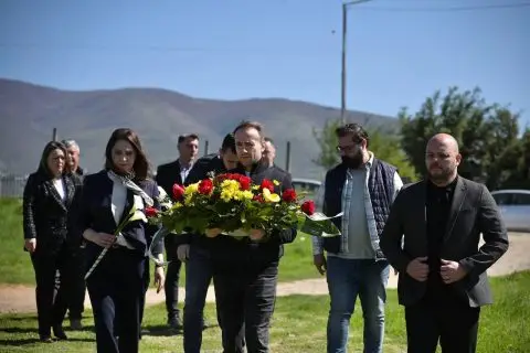 СЕЌАВАЊЕ НА КРВАВИОТ ВЕЛИЧЕТВРТОК: Запалени свеќи, цвеќе и оддадена почит за жртвите од Смилковско Езеро