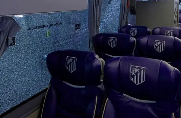 Навивачите на Барселона го скршија автобусот на Атлетико