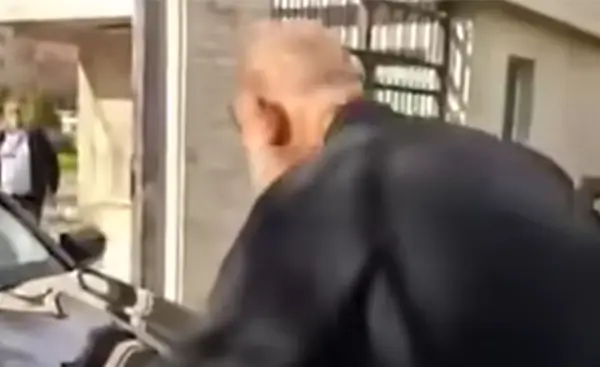 ВИДЕО Инцидент во Софија: Лажен свештеник го блокираше возилото на министерката за надворешни работи