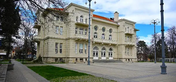 Од 7 до 9 мај: Вино и добра музика на платото пред Офицерски дом во Битола