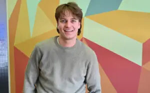 ФОТО | Јаков Јозиновиќ прошета низ Скопје пред вечерашниот концерт и се пофали со специјалниот подарок од Калиопи