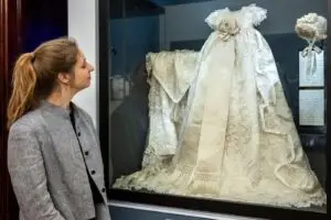 ФОТО | Изложба по повод 100-годишнината од раѓањето на кралицата Елизабета Втора нуди редок увид во нејзината светски позната облека