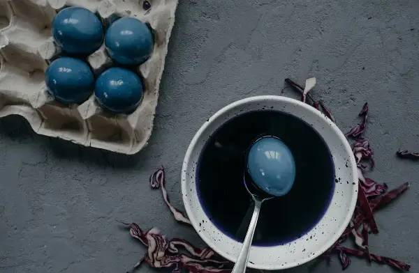 Монасите од Хиландар ги бојадисуваат велигденските јајца на овој начин, тие не користат вештачки бои