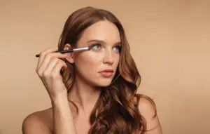 ВИДЕО | Мислите дека не знаете сами да ги шминкате очите? Овој трик ќе ве спаси!