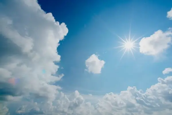 Променливо облачно со сончеви периоди и слаб до умерен северозападен ветер