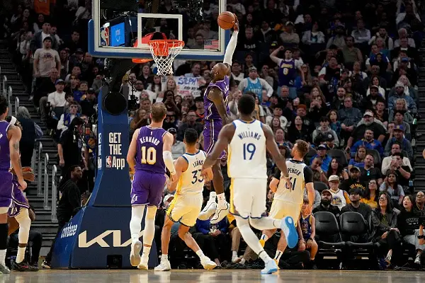 ЛА Лејкерси го совладаа Голден Стејт