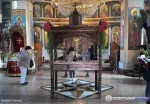 Поклон и поминување под Светата Плаштеница во храмот „Успение на Пресвета Богородица“ во Гостивар