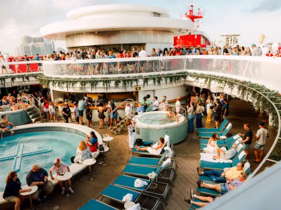 Инфлуенсери заработуваат 350.000 долари годишно привлекувајќи ја генерацијата зед на крузинг