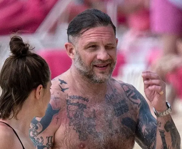 Том Харди предизвика жестоки дебати поради неговото издание на плажа