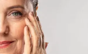 Професионалците споделуваат 4 трикови како правилно да нанесете коректор за очи – идеални за жени над 50 години