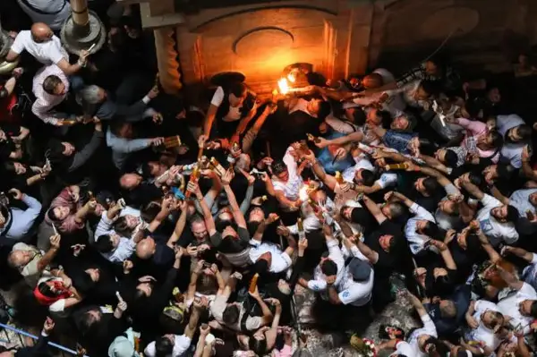 Благодатниот оган и на оваа Велика сабота се појави во Светиот гроб во Ерусалим