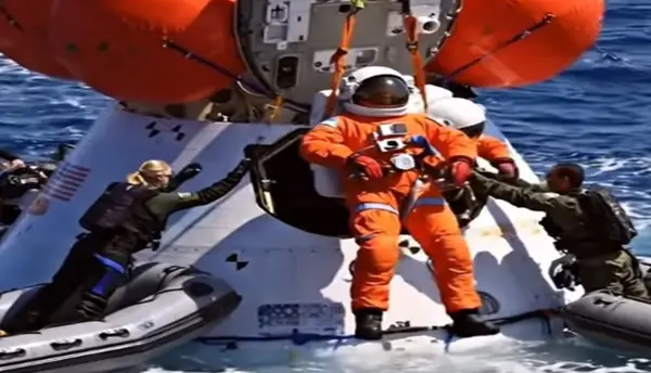 📽️ 📷 СПЕКТАКУЛАРНО ВРАЌАЊЕ ОД ВСЕЛЕНАТА Како беа извлечени астронаутите од капсулата