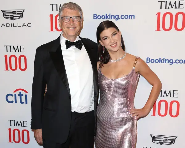 Нејзиниот татко е Бил Гејтс, а таа работи две работи!?