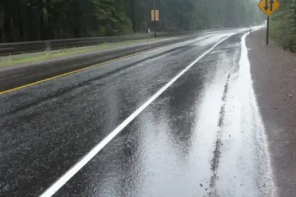 Сообраќајот на патишта се одвива непречено, по претежно влажни коловози