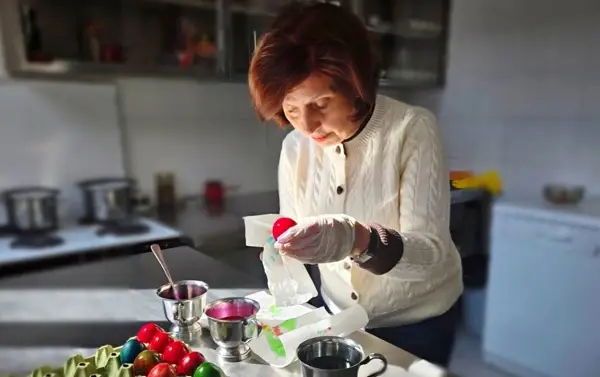 Претседателката објави слика како вапсува јајца и повика на мир, надеж и семејна сплотеност