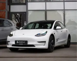 Холандија прва во Европа овозможи автономно возење за возилата на „Тесла“