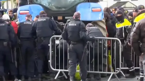 (Видео) Хаос во Ирска: Третина пумпи без гориво, блокирани патишта, револтирани граѓани