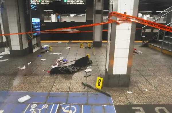 Полицијата во Њујорк застрела маж кој со мачета нападна патници во метрото