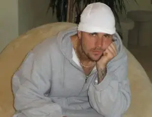 Џастин Бибер беше главна ѕвезда на „Коачела“, но обожавателите не се воодушевени – се појави на сцена во дуксер и лаптоп