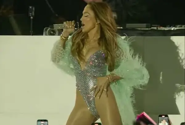 Видео: „Жешката“ Џеј Ло во секси стајлинг на бината