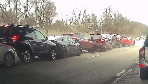 Бизарен верижен судир на над 10 автомобили- сѐ се случи за момент (ВИДЕО)