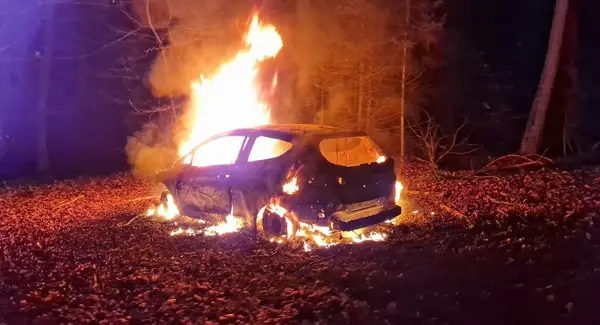 Се запалил автомобил во Куманово – неколку лица пренесени в болница