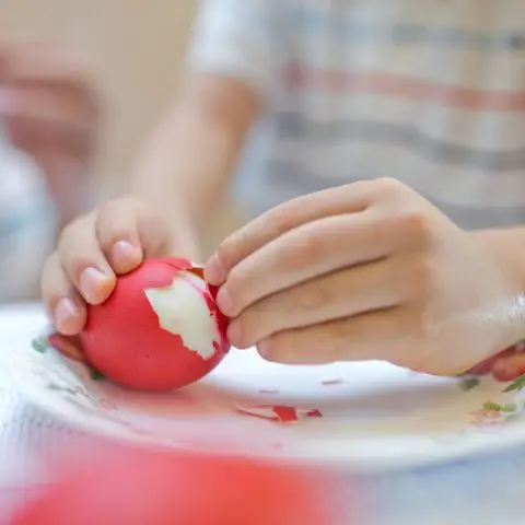 Не ги фрлајте лушпите од велигденските јајца, еве за што може да ги искористите