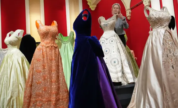 СО ИЗЛОЖБА ЗА КРАЛИЦАТА ЕЛИЗАБЕТА ВТОРА КАКО МОДНА ИКОНА БРИТАНИЈА ОДБЕЛЕЖУВА 100 ГОДИНИ ОД РАЃАЊЕТО