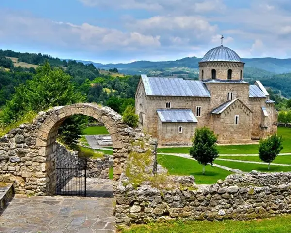 Манастирот Градац од 13 век ги спојува архитектонските достигнувања на рашката школа и готскиот стил