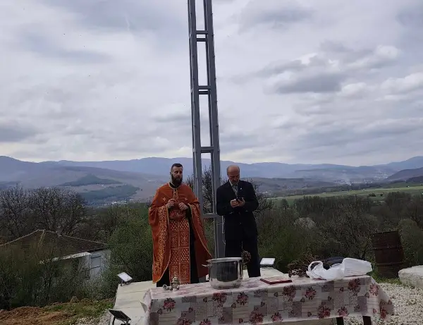 (ВИДЕО) На втор ден „Велигден“ свечено беше осветен новиот Крст висок 10 метри во кичевското село Лазоровци