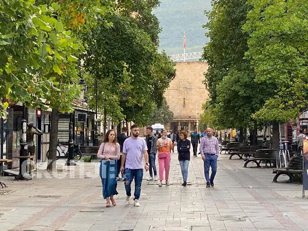 Променливо облачно време со сончеви периоди, попладне и во текот на ноќта локални врнежи од дожд и засилен ветер