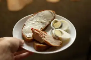 Жолчката на вареното јајце има сино-зелен раб? Еве што значи тоа