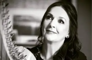 ВИДЕО | Почина легендарната Моја Бренан, една од најзначајните фигури на келтската музика