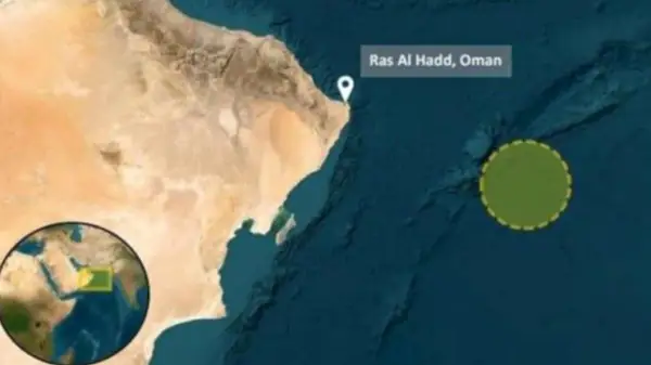 Товарен брод е погоден со проектили во Оманскиот залив 