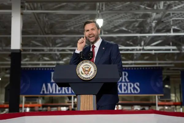 Венс го брани Трамп: „Папата нека се занимава со црквата, а не со американската политика“