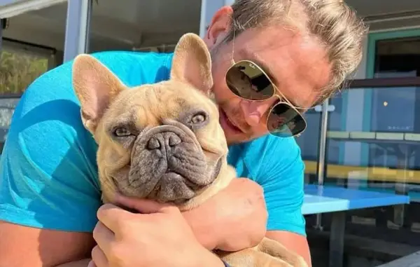 Столар дал отказ на работа, откако неговиот булдог почнал да заработува повеќе од него (ВИДЕО)