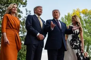 ВИДЕО | Доналд Трамп со палецот нагоре, кралот во „паника“ – хит видео од Белата куќа го обиколи свет