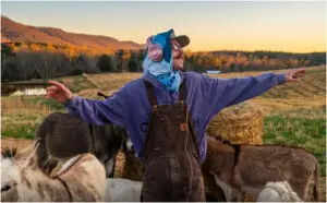 ВИДЕО | Запознајте го Оше – диџејот кој ги замени ноќните клубови со фарма и публика од кози и магариња