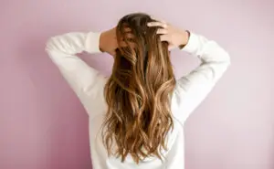 Дали вашата коса е сува и оштетена? Ова се најважните чекори за нега