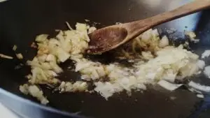 Ослободете се од мирисот на пржен кромид во домот – испробајте ги овие природни методи