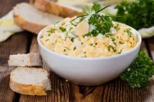 Што да правите со преостанатите велигденски јајца? Рецепт за превкусна салата од варени јајца и сланина